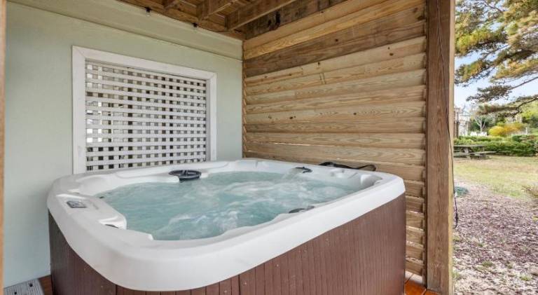 House with hot tub — photo 4