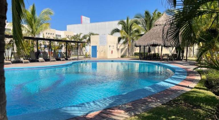 House with pool — photo 3