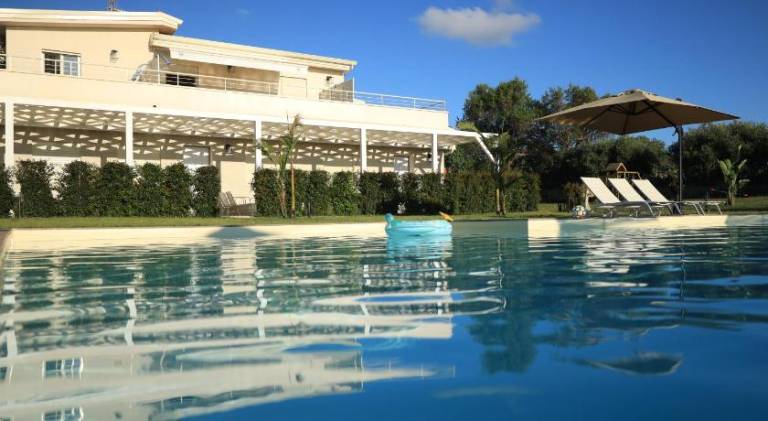 Serviced apartment with patio, pool & garden in Tropea