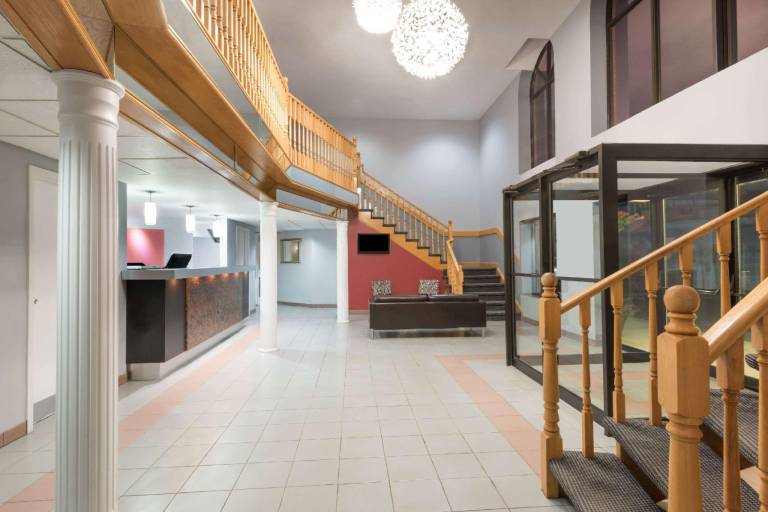 Super 8 By Wyndham Mt Hope Hamilton Intl Arpt On — photo 2