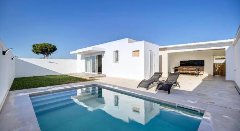 Fully equipped beautiful vacation home with terrace, yard & private pool | Pets are welcome in Chiclana de la Frontera