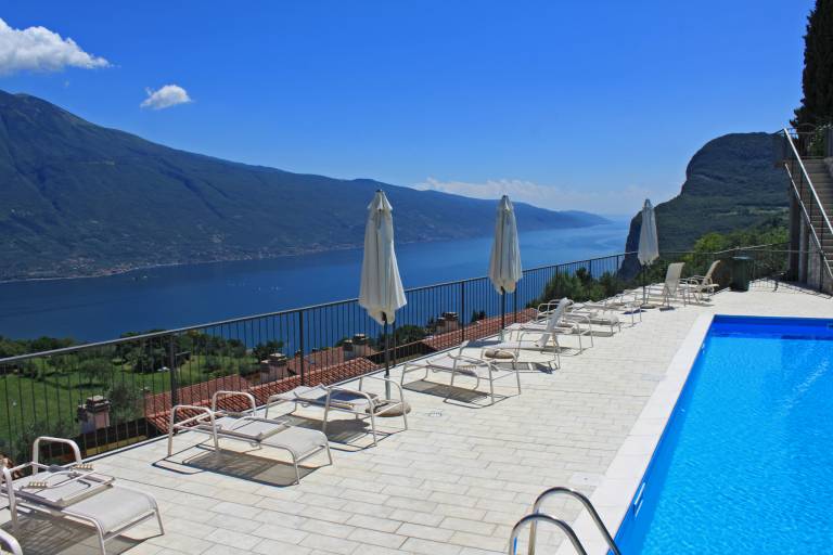 Holiday apartment with pool, garden & terrace in Tremosine