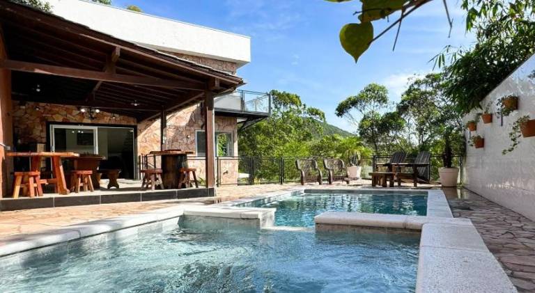 Vacation home with pool in Imbituba