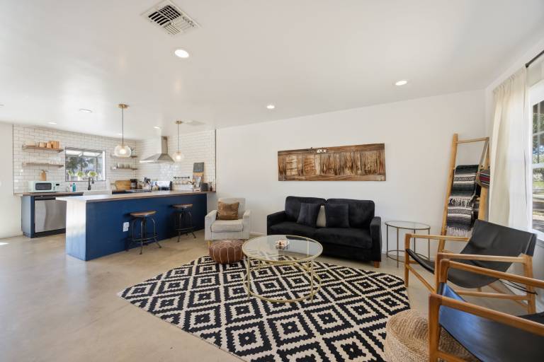 House with jacuzzi, private pool & BBQ | Mountain view | Perfect for remote work — photo 5