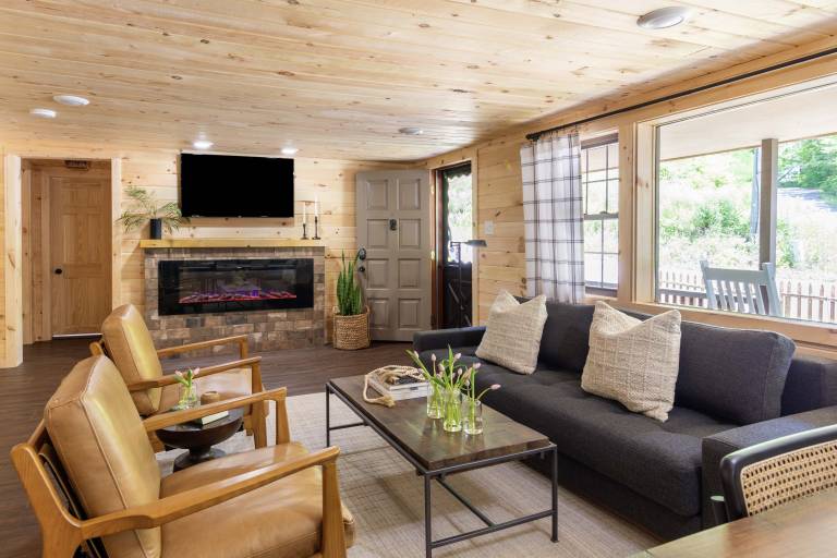 2 Mi to Dtwn: Spacious Gatlinburg Home w/ Hot Tub! — photo 3