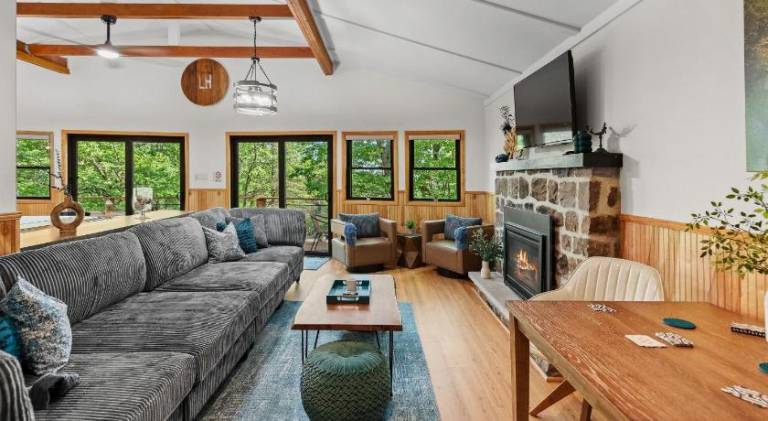 Vacation home with hot tub — photo 3