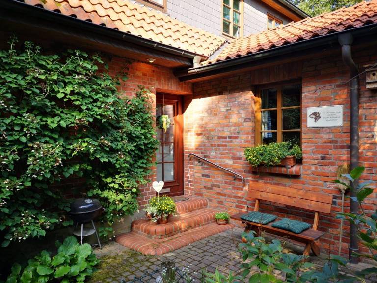 Wonderful rental apartment with barbeque & yard | Garden view | Pets are welcome — photo 2