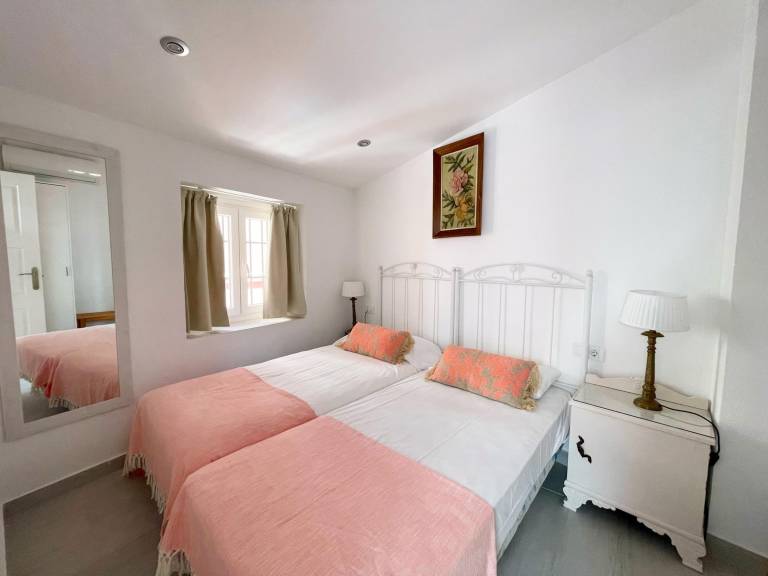 Authentic Sevillian House with Terrace and Equipped Kitchen — photo 2