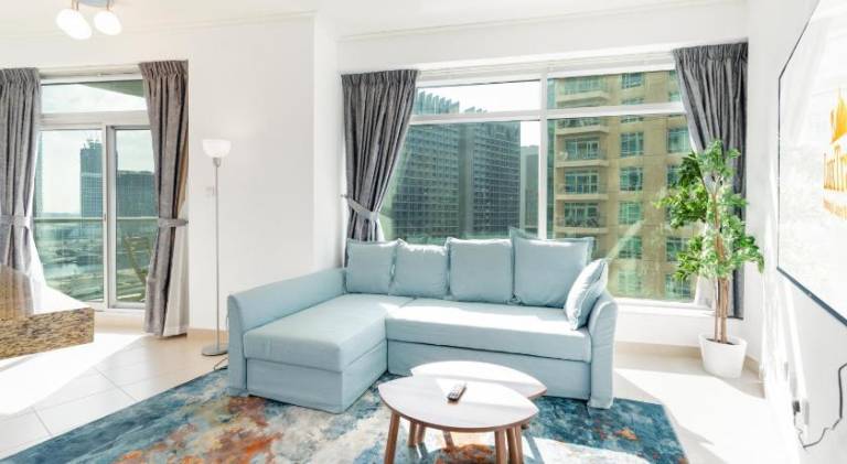 Fully equipped holiday apartment with hot tub, pool & patio | Close to The Dubai Fountain | Perfect for remote work | Pet-friendly — photo 2