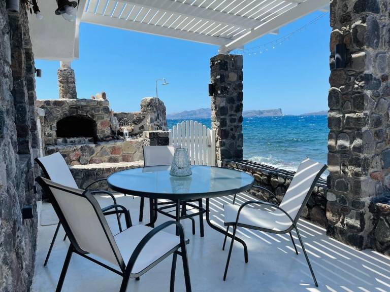 Vacation home with garden, barbeque & patio in Santorini