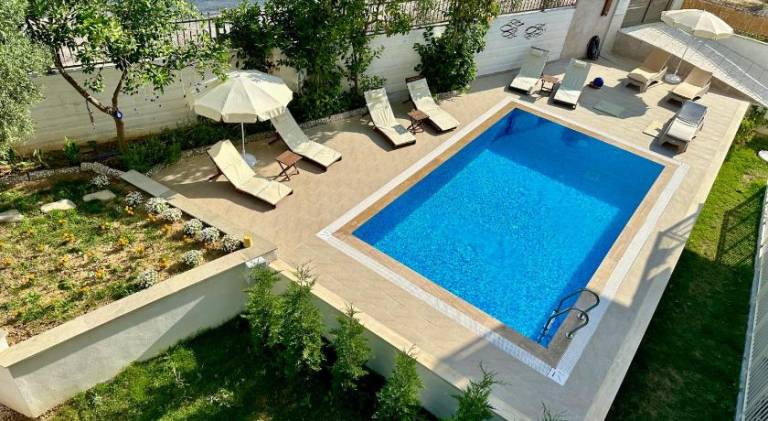 Serviced apartment with patio, pool & garden | Pets are welcome — photo 3
