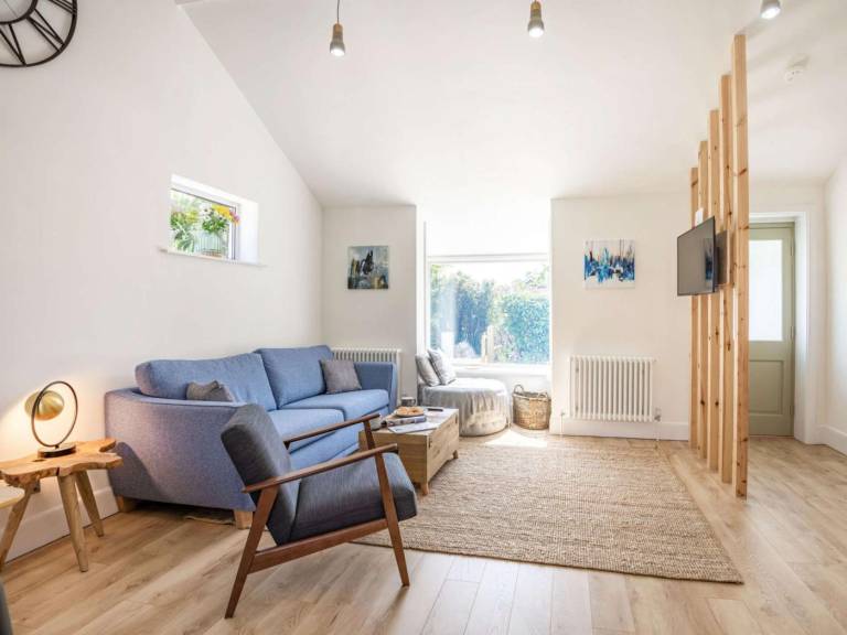 Fully equipped lovely vacation home with yard | Pet-friendly — photo 4
