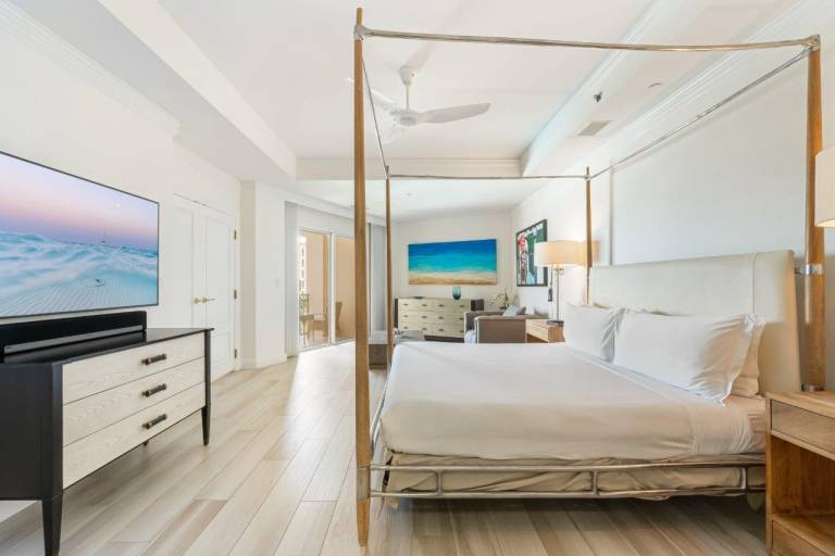 Luxury Three Bedroom Oasis — photo 2