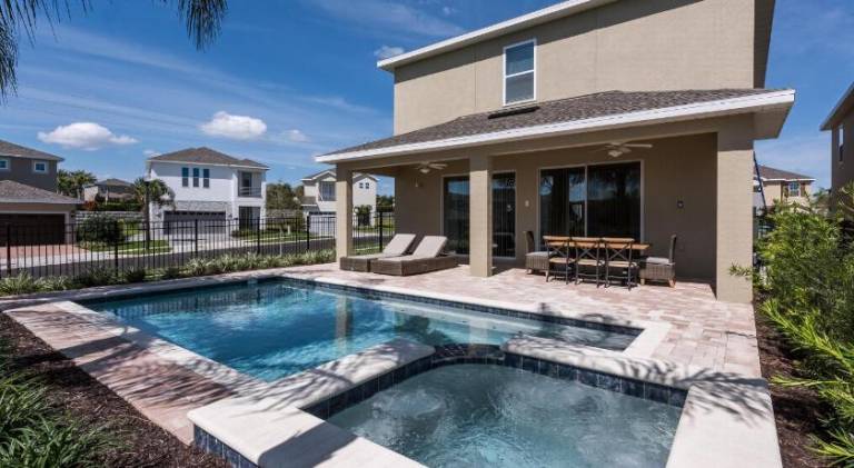 Vacation home with pool — photo 3