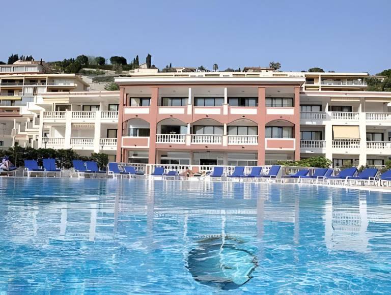Serviced apartment with patio, garden & pool | Close to the beach | Dogs allowed in Saint-Jean-Cap-Ferrat