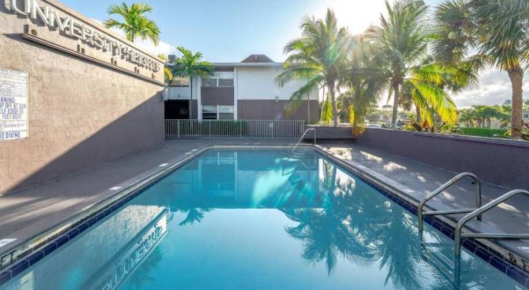 Apartment with pool — photo 2