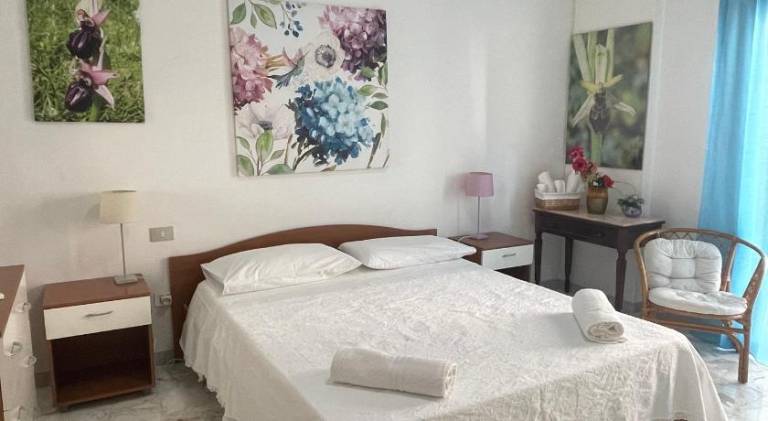 Holiday apartment with 3 rooms for 6 persons in Mattinata