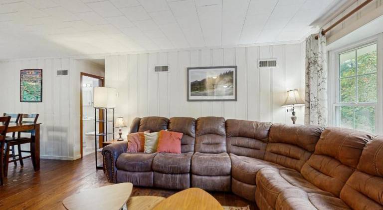 Spacious vacation home | Pets allowed — photo 4