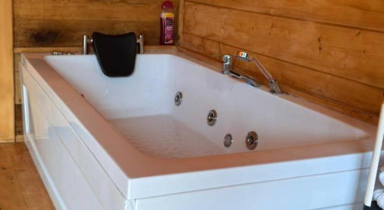 Chalet with hot tub, terrace & yard | Pets allowed — photo 4