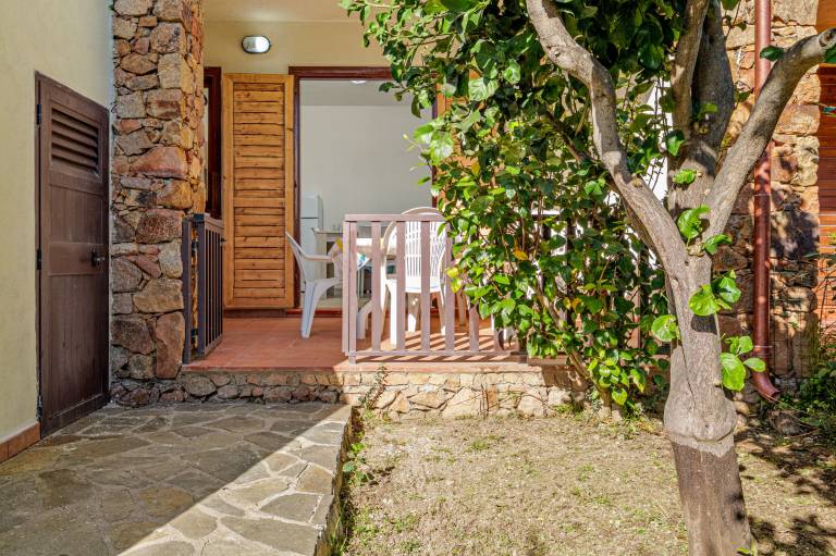 Apartment 'Brezza Marina - Garden' with Private Terrace, Wi-Fi and Air Conditioning in San Teodoro