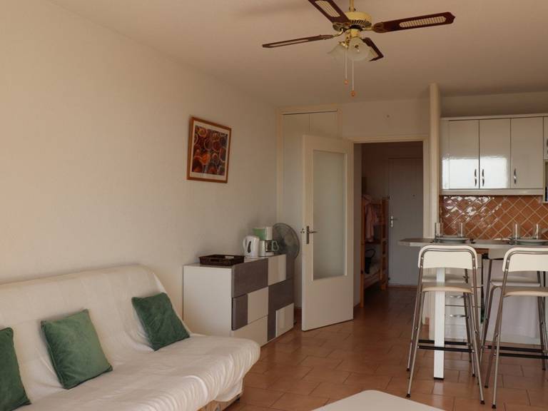 Bright studio-cabin with terrace, parking, near beach — photo 4
