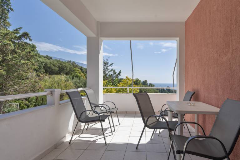 Holiday apartment with pool in Kefalonia