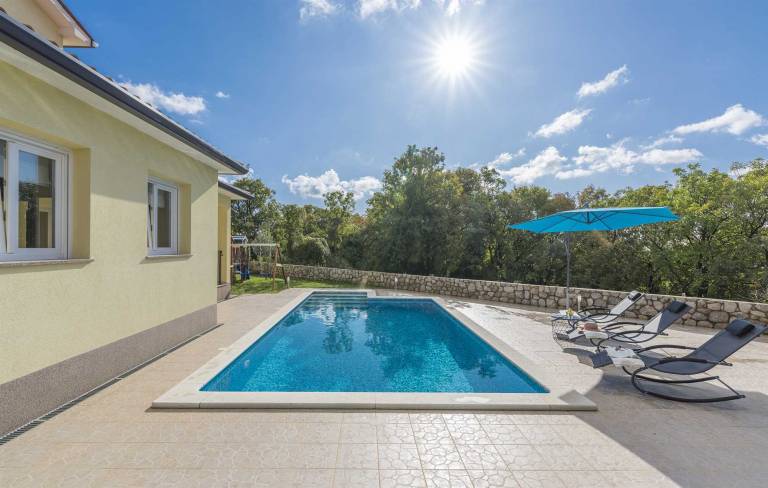 Rental with BBQ, garden & patio | Pool view — photo 3
