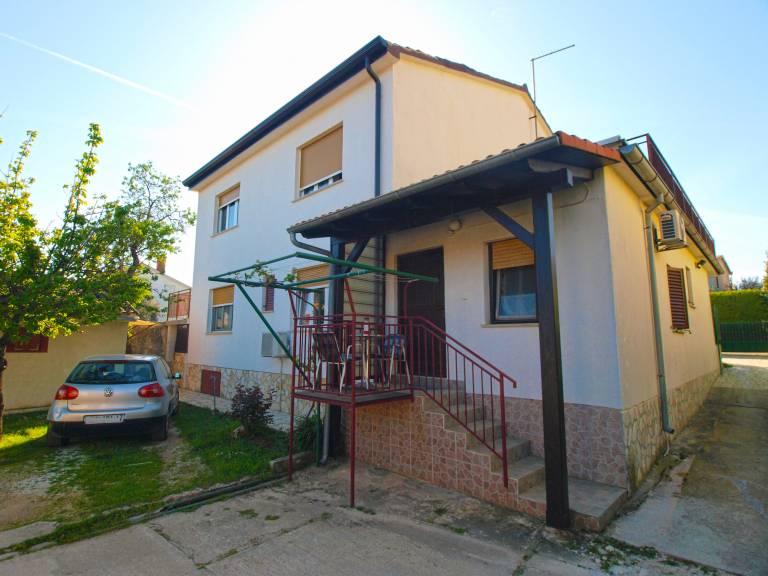 Apartment with patio — photo 4