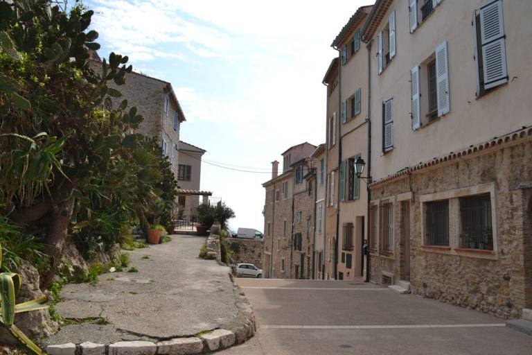 Sea view with balcony, old town of Antibes, 2 pers — photo 4