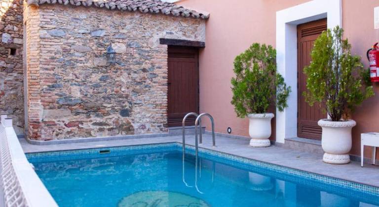 Vacation home with patio, pool & yard — photo 4