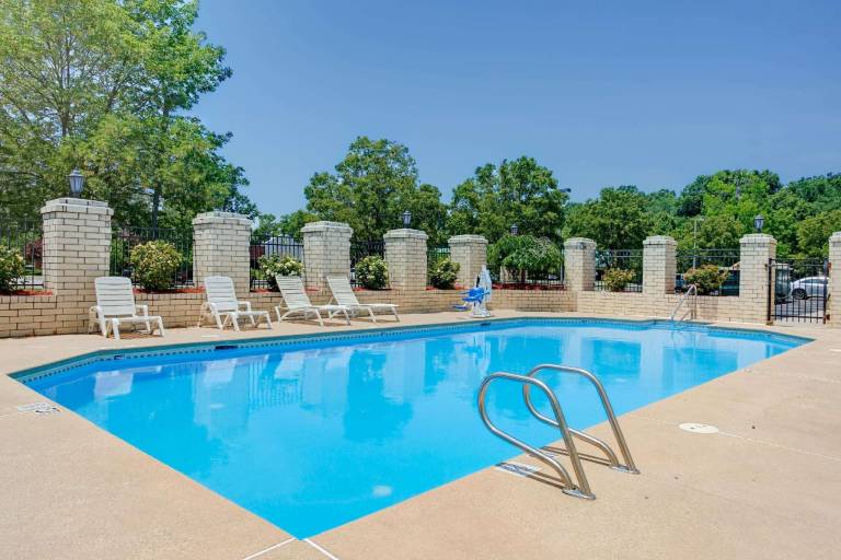 Days Inn by Wyndham Newport News City Center Oyster Point — photo 2