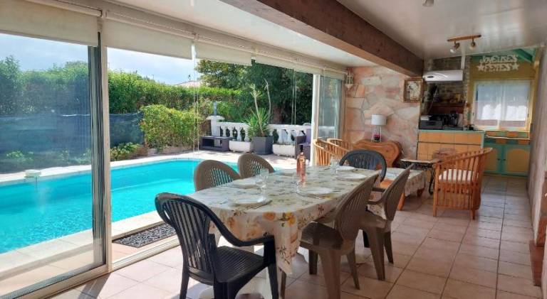 Vacation home with pool — photo 3