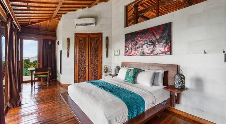 Located on a hill with astounding panoramic mountain and sea views ! — photo 2