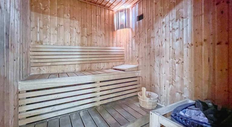 Vacation home with pool — photo 4