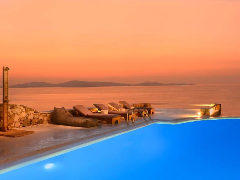 Vacation home with yard, private pool & barbecue — photo 3