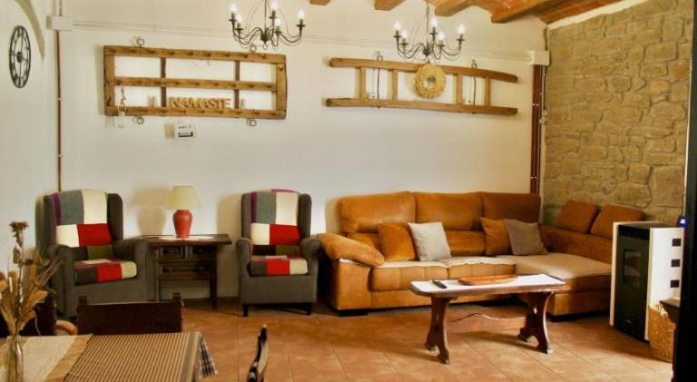Vacation home with barbecue, garden & private pool in Lleida