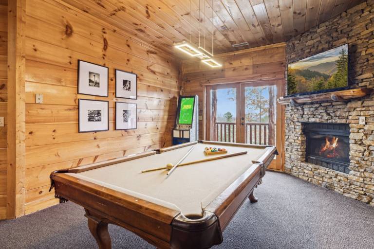 "Running Bear" Near Pigeon Forge: Hot Tub, Game Room, Theater, and Stunning Views — photo 4