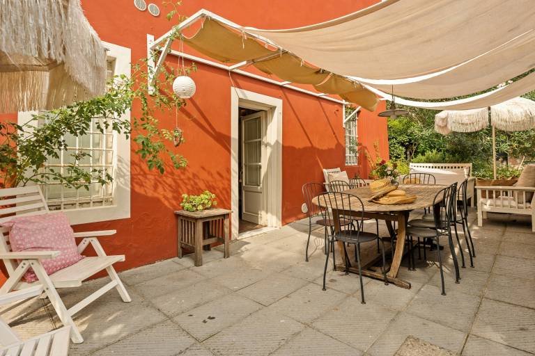 Rental apartment with grill, pool & yard — photo 2