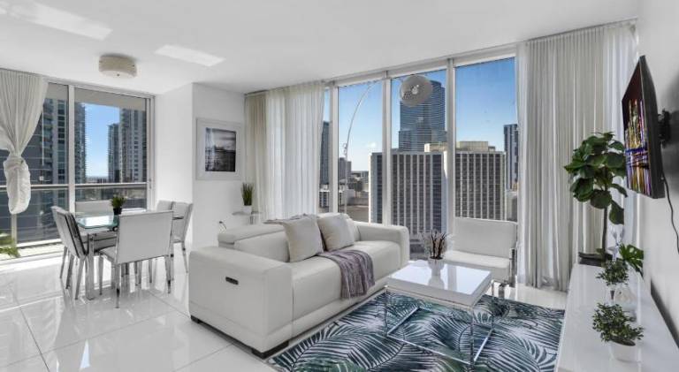 Holiday apartment with pool & hot tub | Close to Bayfront Park | Perfect for remote work in Miami, FL