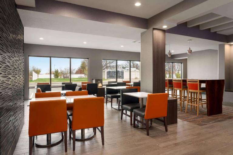 La Quinta Inn & Suites by Wyndham St Louis Route 66 — photo 4
