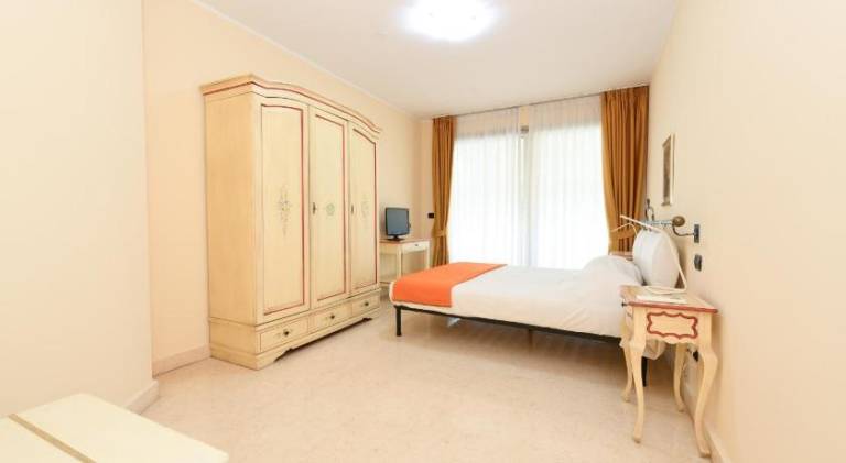 Bougainvillea for 4 people with pool and private park indoor in Desenzano del Garda