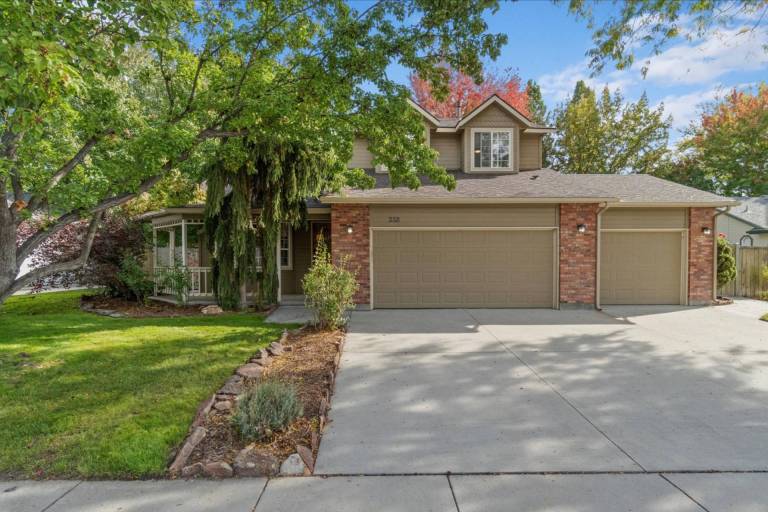 House with grill | River view in Eagle, ID