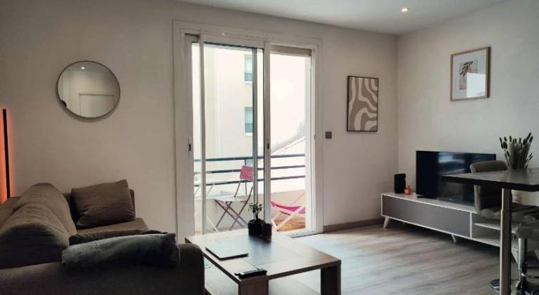 Central & Quiet, 10 min to Palais & Train Station in Cannes