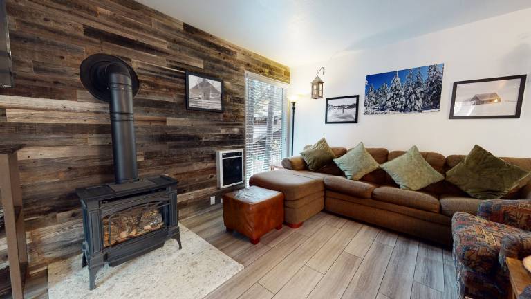 Beautiful condo with terrace, sauna & jacuzzi | Close to the ski | Pets allowed in Mammoth Lakes, CA