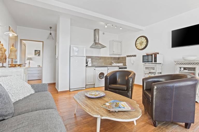 Cosy Apartment 'Le Mas Du Soleil' with Sea View, Wi-Fi and Air Conditioning — photo 4
