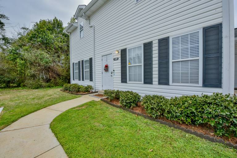 House with yard & BBQ | City view — photo 5