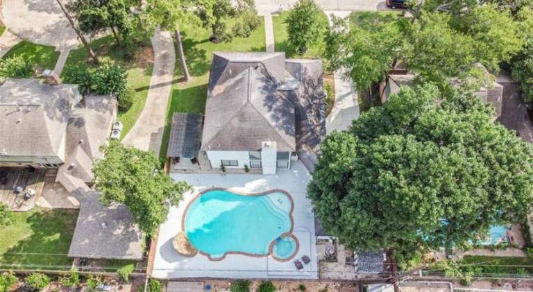 Vacation home with pool — photo 4