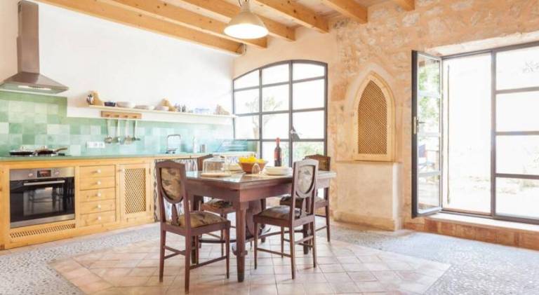 Vacation home with pool — photo 4