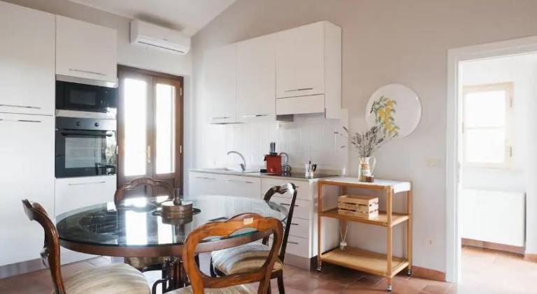 Beautiful rental apartment with yard, jacuzzi & patio | Suitable for remote work | Dogs allowed — photo 3