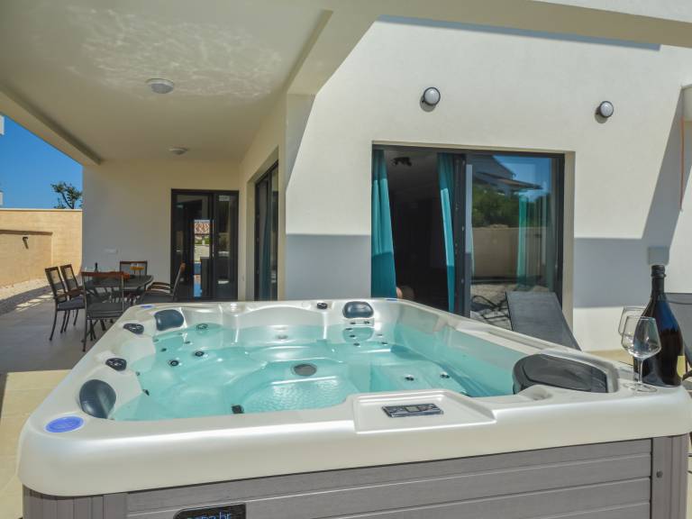 Fully equipped big vacation home with yard, patio & hot tub | Close to the beach | Dogs allowed — photo 2